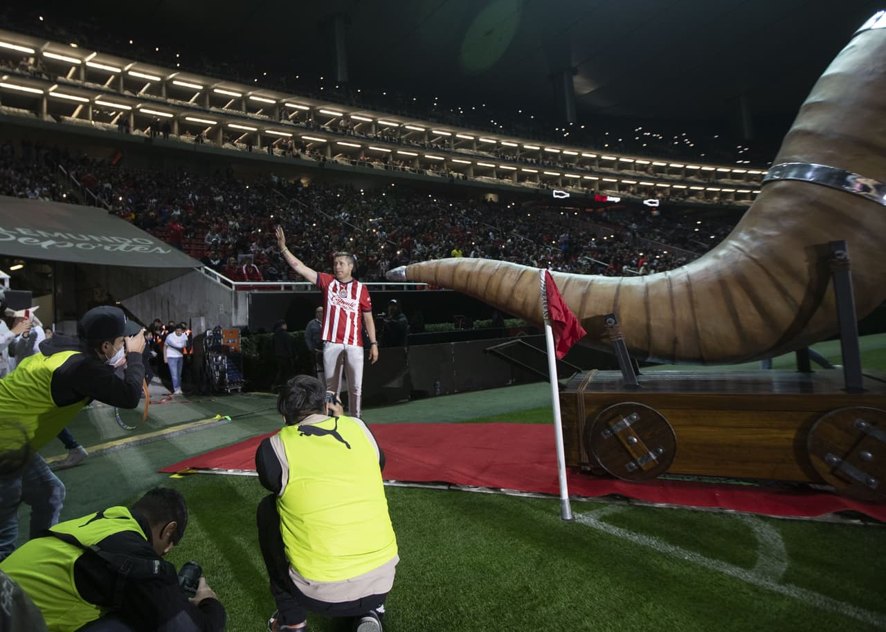 Adolfo Bautista fue el invitado de honor para realizar el llamado del Rebaño previo al inicio del partido Chivas vs. Toluca.