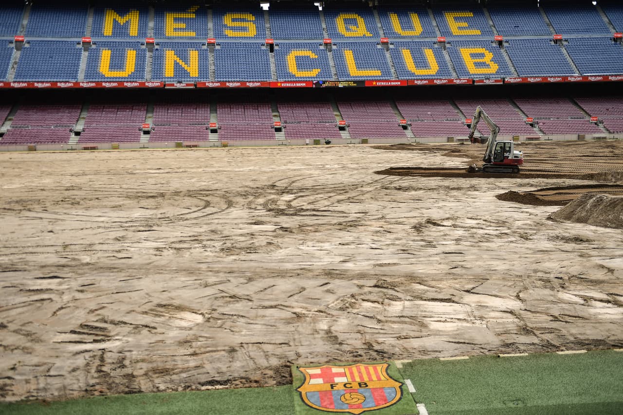 A poco más de un mes del inicio de la nueva temporada de La Liga, el F.C. Barcelona ha comenzado los trabajos en su estadio. El Camp Nou está mudando de césped y el progreso va como lo esperado para poder tenerlo en perfectas condiciones el día 4 de agosto cuando se juegue en Trofeo Joan Gamper ante el Arsenal.