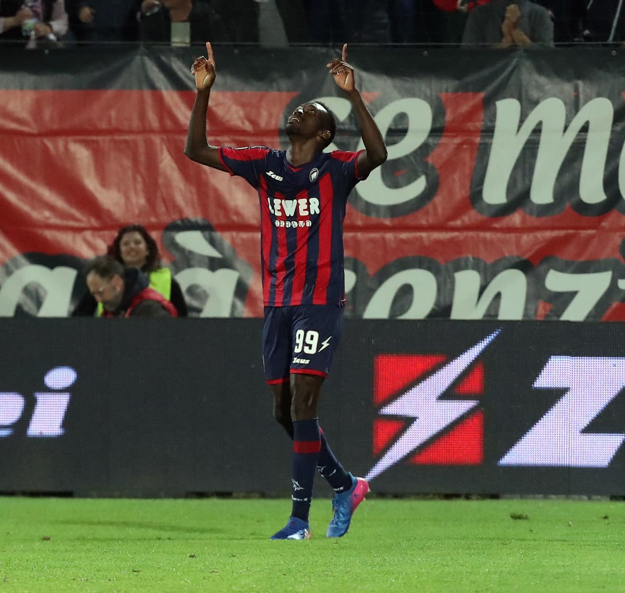 Precisamente, al minuto 20 del segundo tiempo, Simy puso la igualdad 1-1 para Crotone.