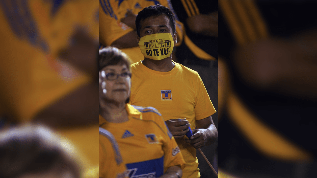 <b>¡Explotó el ‘Volcán’!</b>
<br>“No se va, no se va, Tigres no se va”, fueron los cánticos de los aficionados situados en las butacas del Estadio Universitario, mismos que se hicieron presentes con el gol de Molina y tras consumarse la permanencia del equipo en Primera División.
