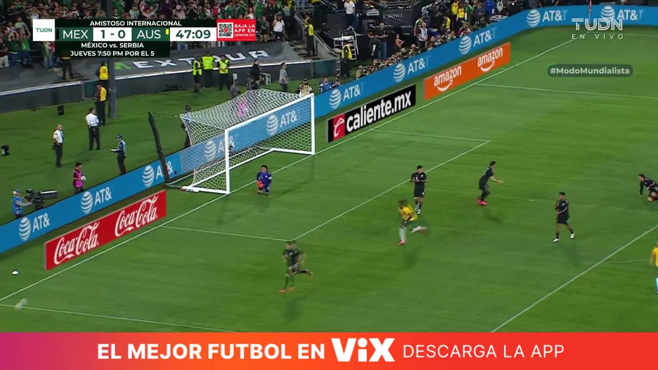 ¡ATAJADÓN DE PACO MEMO OCHOA! El histórico arquero mexicano vuela para salvar la caída de su arco