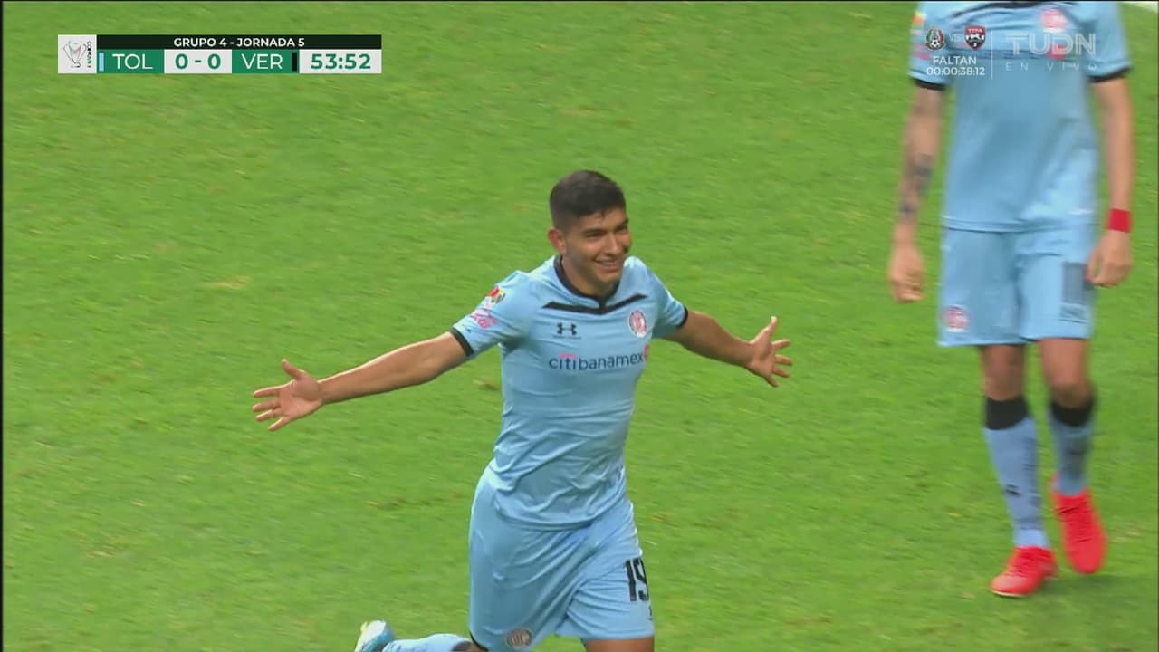 ¡Cañonazo a la esquina! Kevin Castañeda puso el 1-0 para Toluca
