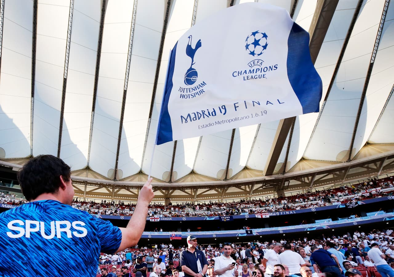 Después de dos series de infarto, los fanáticos del Tottenham llegaron al Metropolitano con el deseo de levantar su primera Champions League pero con menos sufrimiento. Los Spurs se dejaron ver con sus banderas, sus cantos, bufandas y playeras especiales.