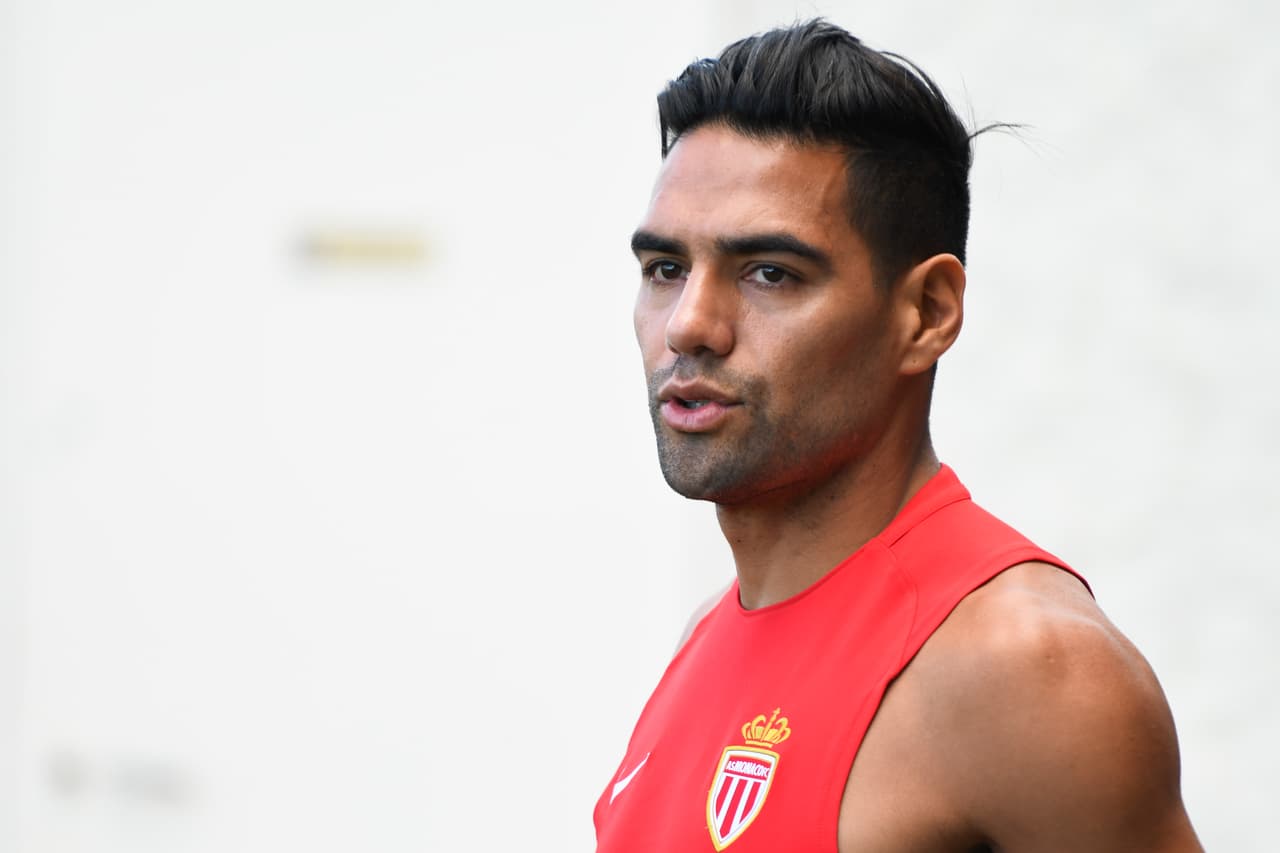 Mónaco ya rechazó una oferta multimillonaria po el colombiano Radamel Falcao García, quien sería uno de los que esté tratando de convencer a Mbappe de no irse del club.