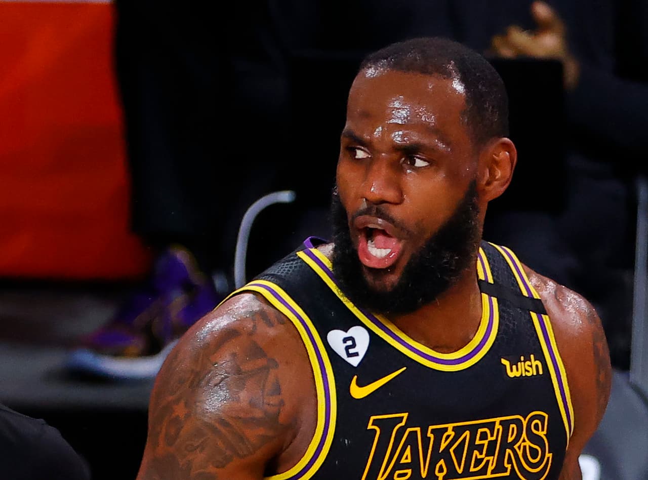 Así lució el jersey negro, con un parche de corazón y un número dos en memoria a Gianna Bryant.