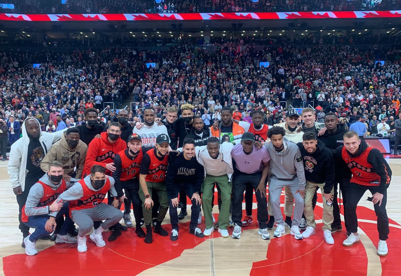 Y se extendieron a la ciudad: la selección de fútbol de 'la Hoja de Maple' fue homenajeada por la afición de Toronto Raptors en el Scotiabank Arena.