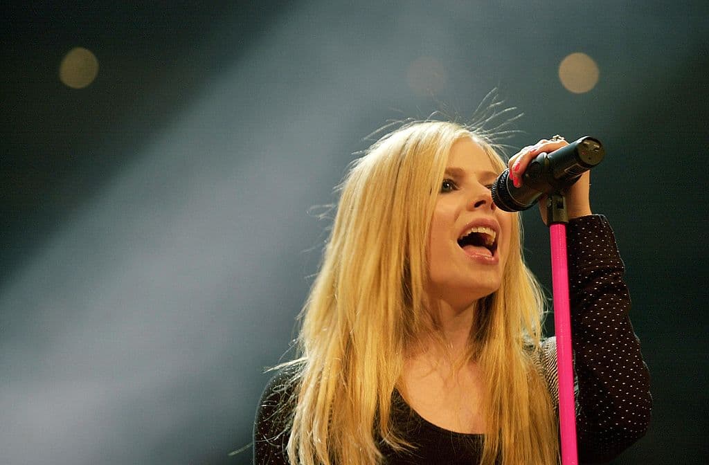 "Pasamos mucho tiempo escribiendo canciones y trabajando juntos en este disco, y firmar con su sello discográfico se sintió como el hogar perfecto para mí y mi nueva música", comentó Avril.