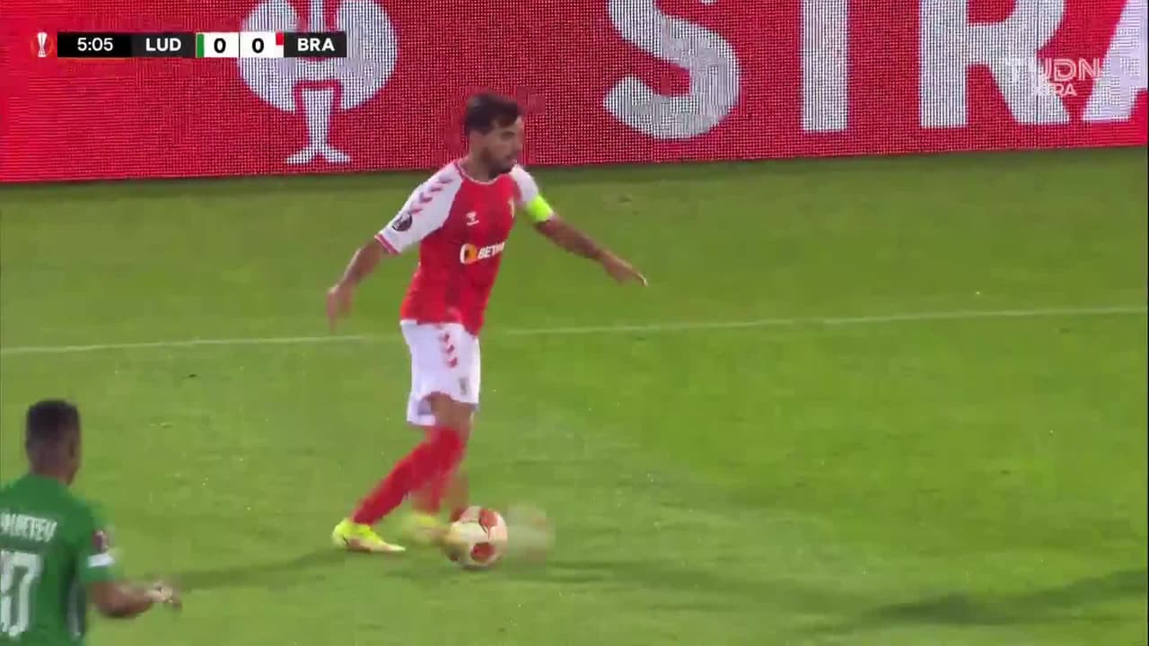 ¡CERCA! Iuri Medeiros disparó que se estrella en el poste.