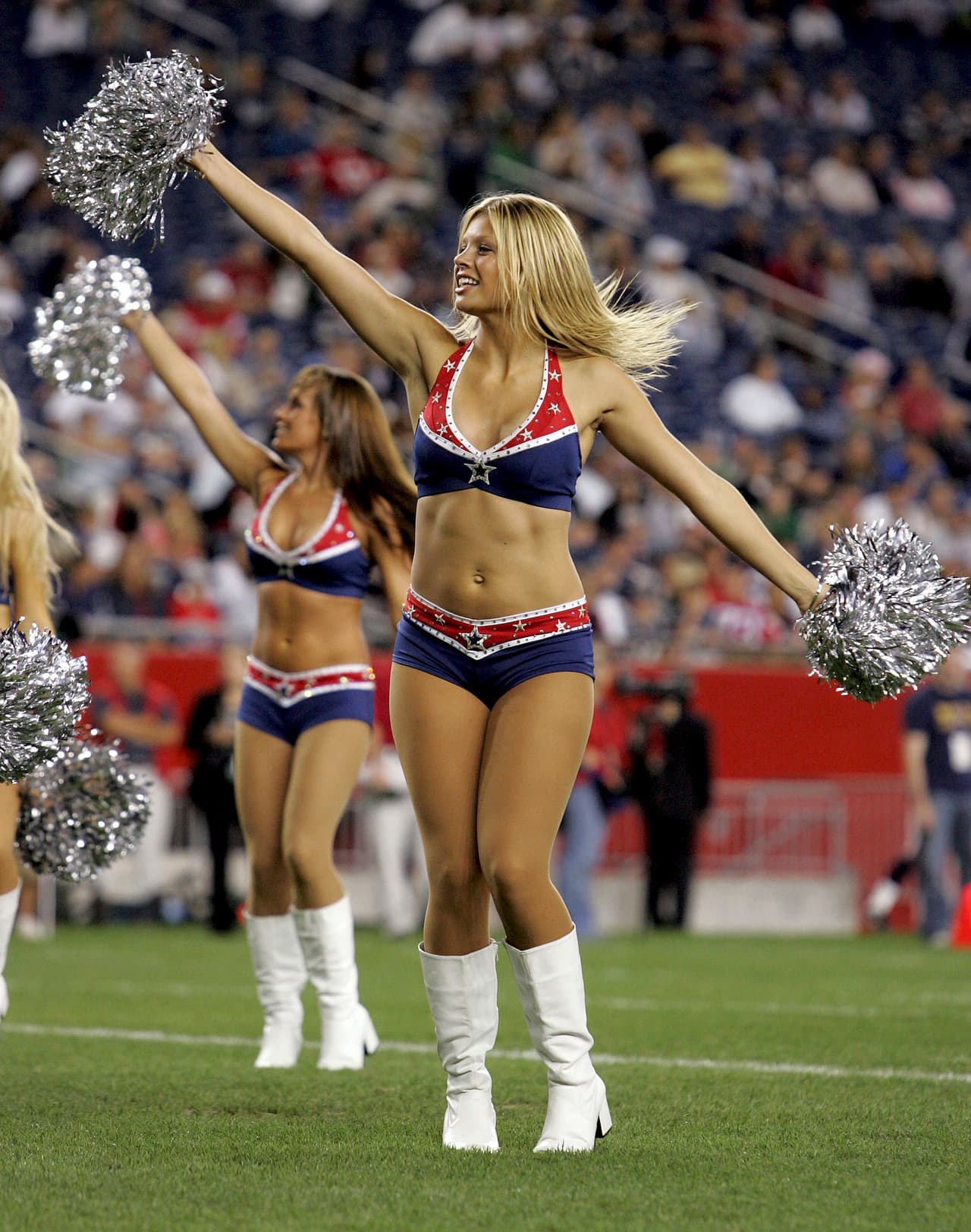 Las bellas porristas apoyaron al equipo y a sus jugadores desde la semana 1 de la temporada y estarán en Houston para animar a su equipo mientras luchan por quedarse con el trofeo máximo.