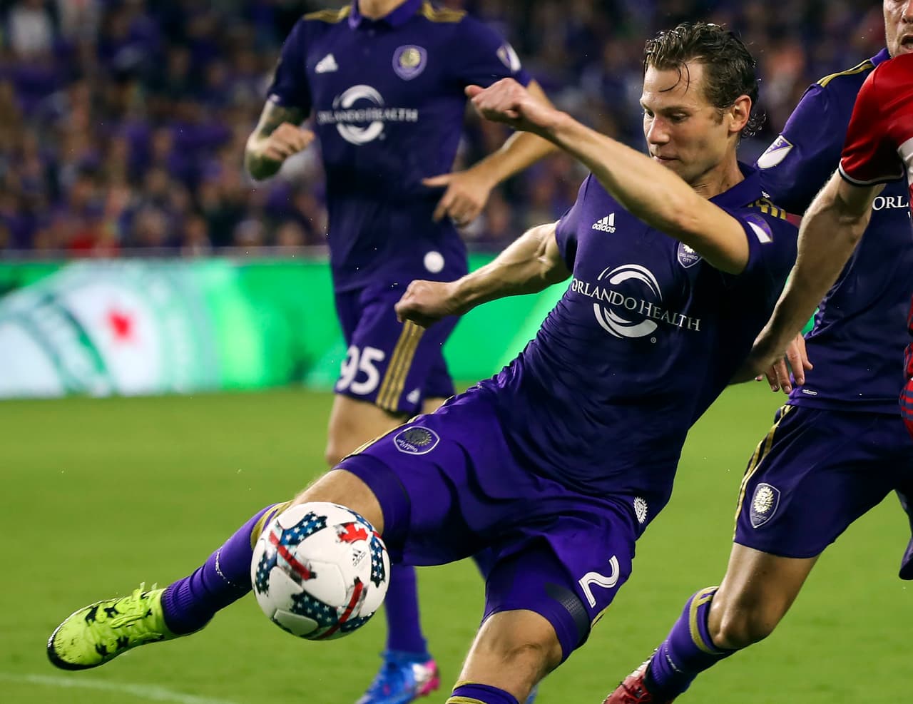 Si Bendik está resultando ser un elemento importantísimo para Orlando, ¿qué podemos decir de Jonathan Spector? El defensa central del conjunto morado destaca cada semana, y volvió a probar su valía en el complicadísimo choque ante el Fire. (USA Today Images)