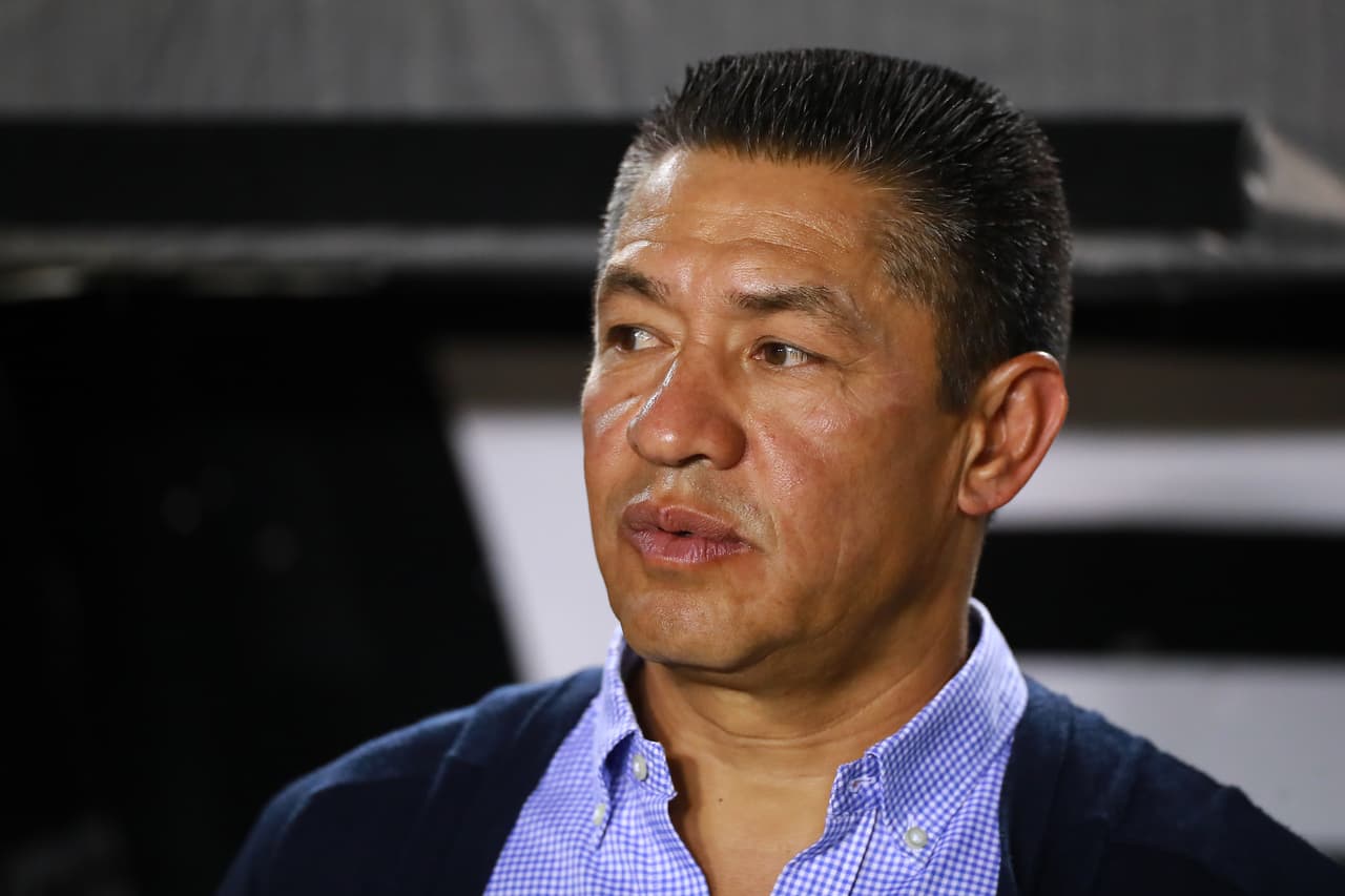 MONTERREY, MEXICO - MAY 23: Ignacio Ambriz, Head Coach of Leon looks on prior the Final first leg match between Tigres UANL and Leon as part of the Torneo Clausura 2019 Liga MX at Universitario Stadium on May 23, 2019 in Monterrey, Mexico. (Photo by Hector Vivas/Getty Images)