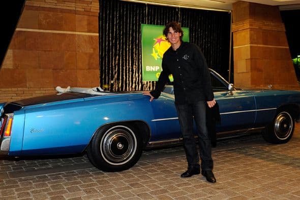 Rafael Nadal descendió de ese bonito clásico azul y con toda la actitud para divertirse.