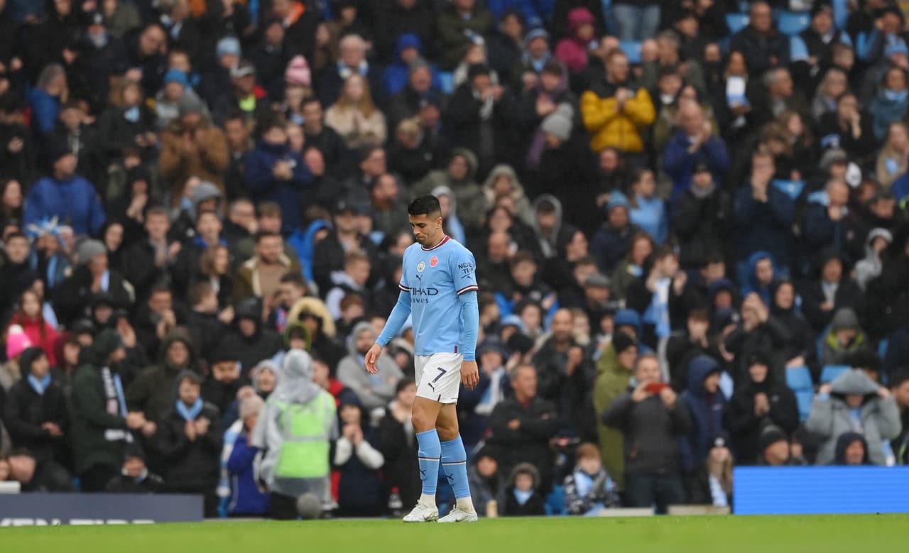 Manchester City sufrió la expulsión de Joao Cancelo (26’), pero venció 2-1 al Fulham con goles de Julián Álvarez (17’) y Erling Haaland (90+5’) en el Etihad Stadium.