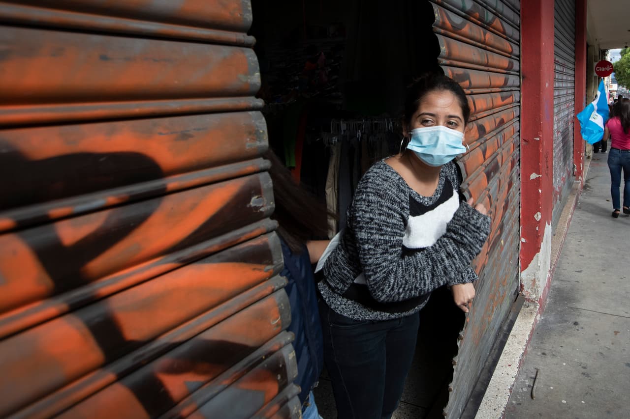 La Policía Nacional Civil dispersó a los manifestantes y encapuchados.