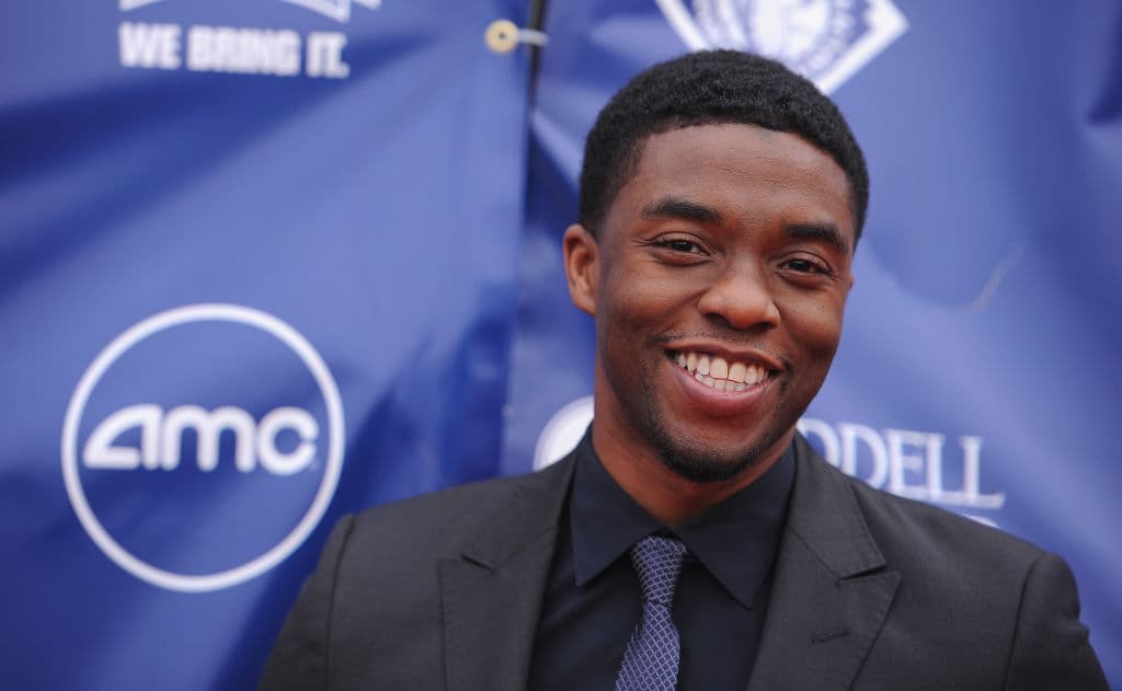 Boseman recibió
<b> </b>recibió una ovación de pie por su victoria póstuma.