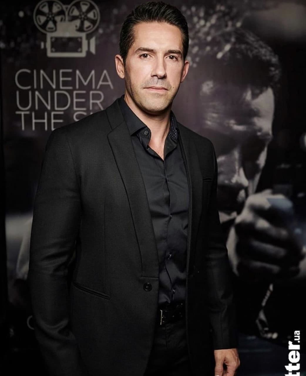 Un reportero británico de "The Guardian" le pone sobre una nueva pista facilitándole el nombre de Blackbriar. Bourne dará con él en Londres, en un intento de encajar las últimas piezas de ese pasado que él aún intenta recuperar.