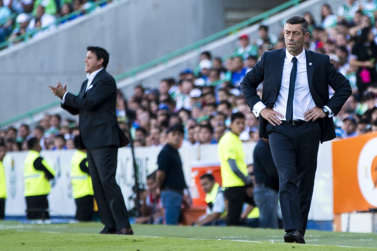 Los técnicos Salvador Reyes (izq) de Santos y Pedro Caixinha del Cruz Azul quedaron medianamente satisfechos por el resultados, aunque los de casa dejaron ir una gran ocasión para bajar al líder.