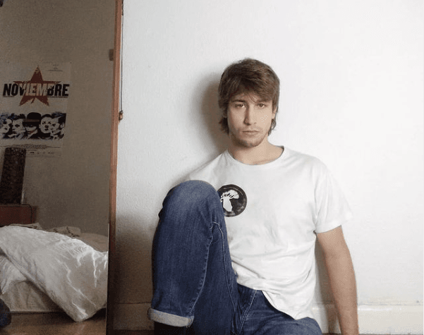 El actor madrileño ha obtenido una gran popular gracias a la serie de española de ‘Skam España’ y todo apunta a que su carrera profesional está a la vuelta de la esquina.