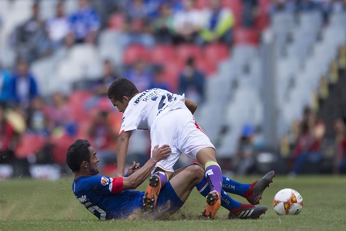 Los jugadores de Cruz Azul y Veracruz disputaron el juego que finalizó 4-1 a favor de los locales en unas condiciones muy difíciles.