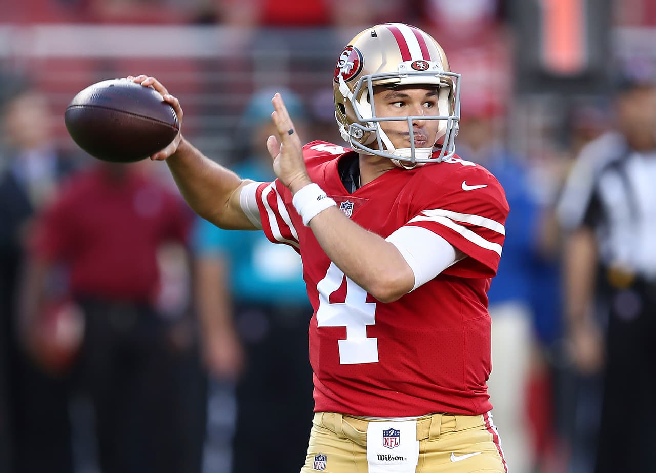 El quarterback de los 49ers esta noche, el tercero en su roster, Nick Mullens, pasó para 262 yardas tras completar 16 de 22 intentos, con tres pases de touchdown.