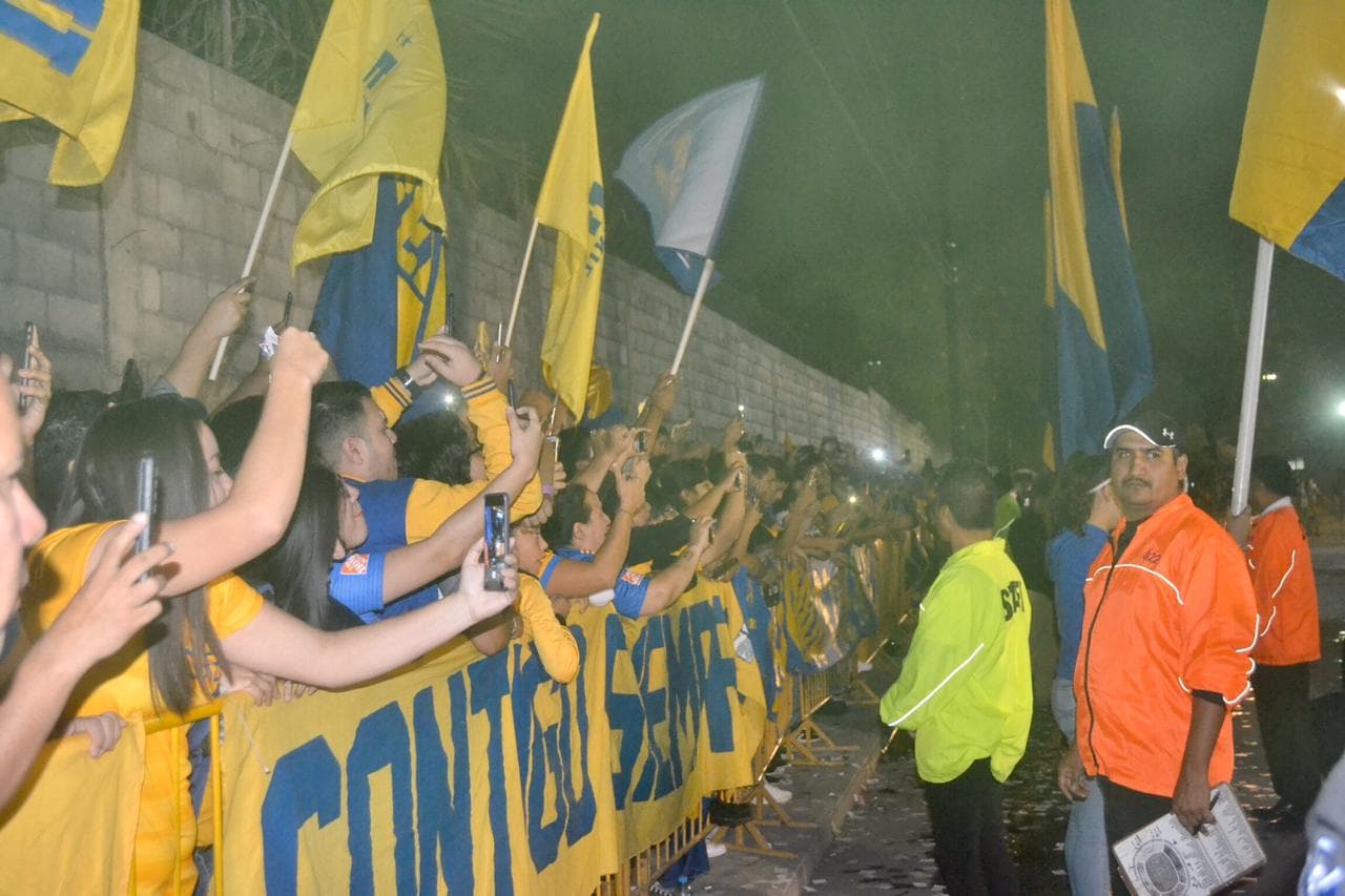 Llega la noche en Monterrey y el el Estadio Universitario se prepara para albergar otra final femenil entre Tigres y Monterrey.