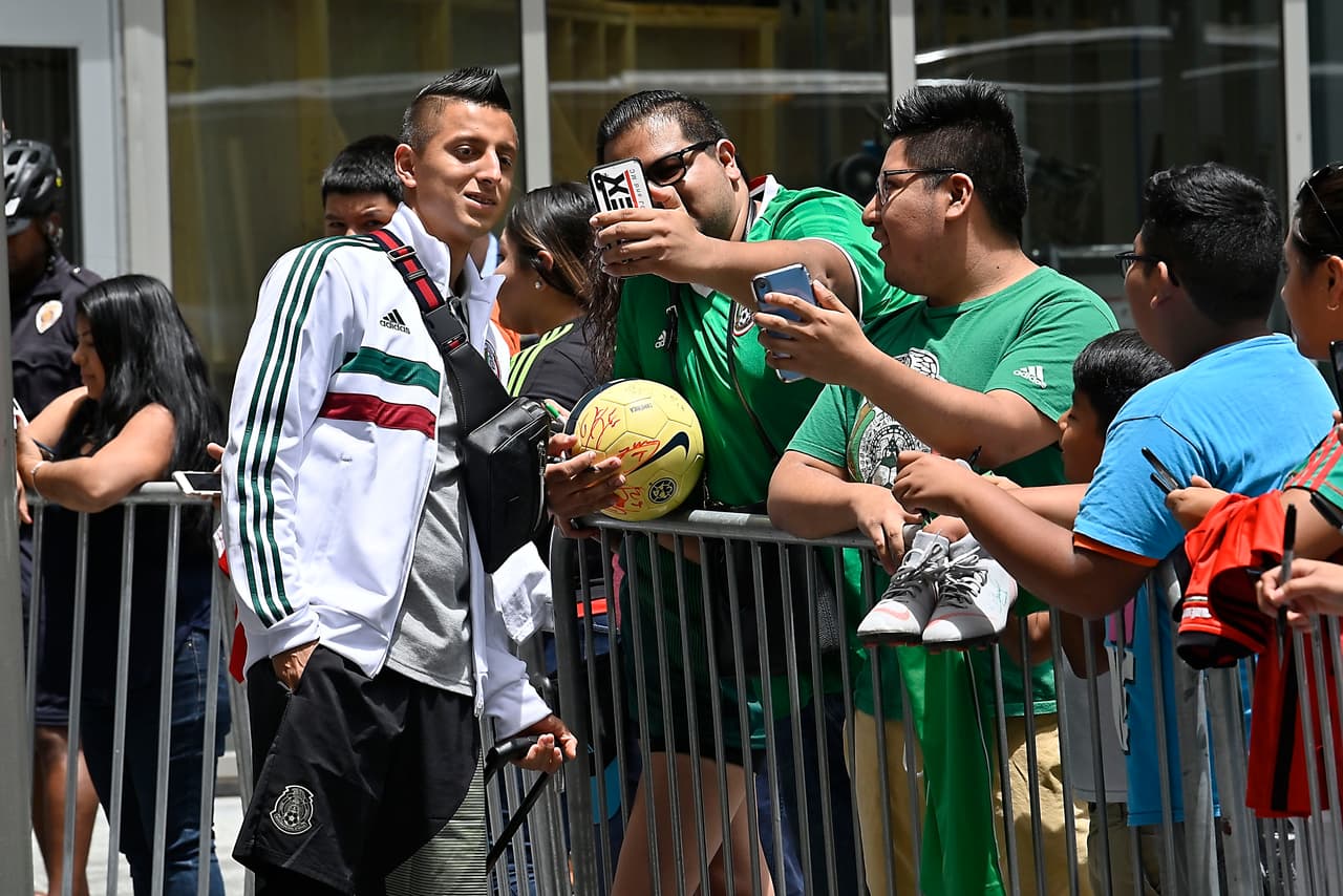 Los futbolistas de la Selección de México arribaron a la ciudad de Houston, donde el sábado entrante se medirán a la de Costa Rica para dirimir un boleto a las Semifinales de la Copa Oro 2019. Entre gritos, porras y mucho entusiasmo, la afición recibió de esta manera a los seleccionados mexicanos.
