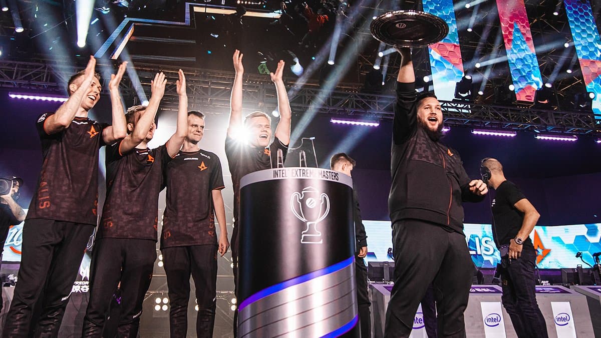 Zonic ganando el Coach del año en los Esports Awards 2019