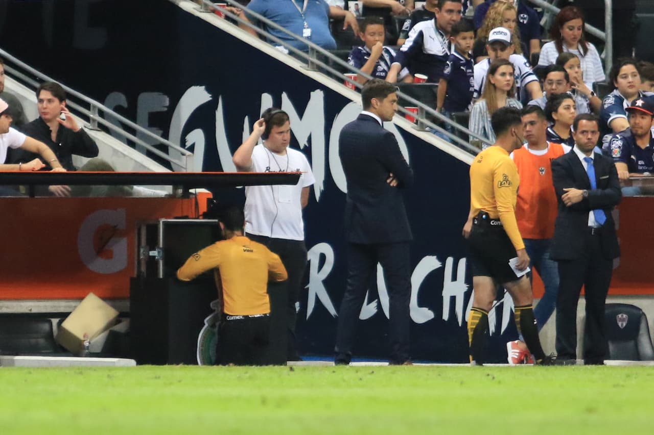 En el segundo tiempo el árbitro César Arturo Ramos usó el VAR para revisar una falta que finalmente no concedió a Rayados.