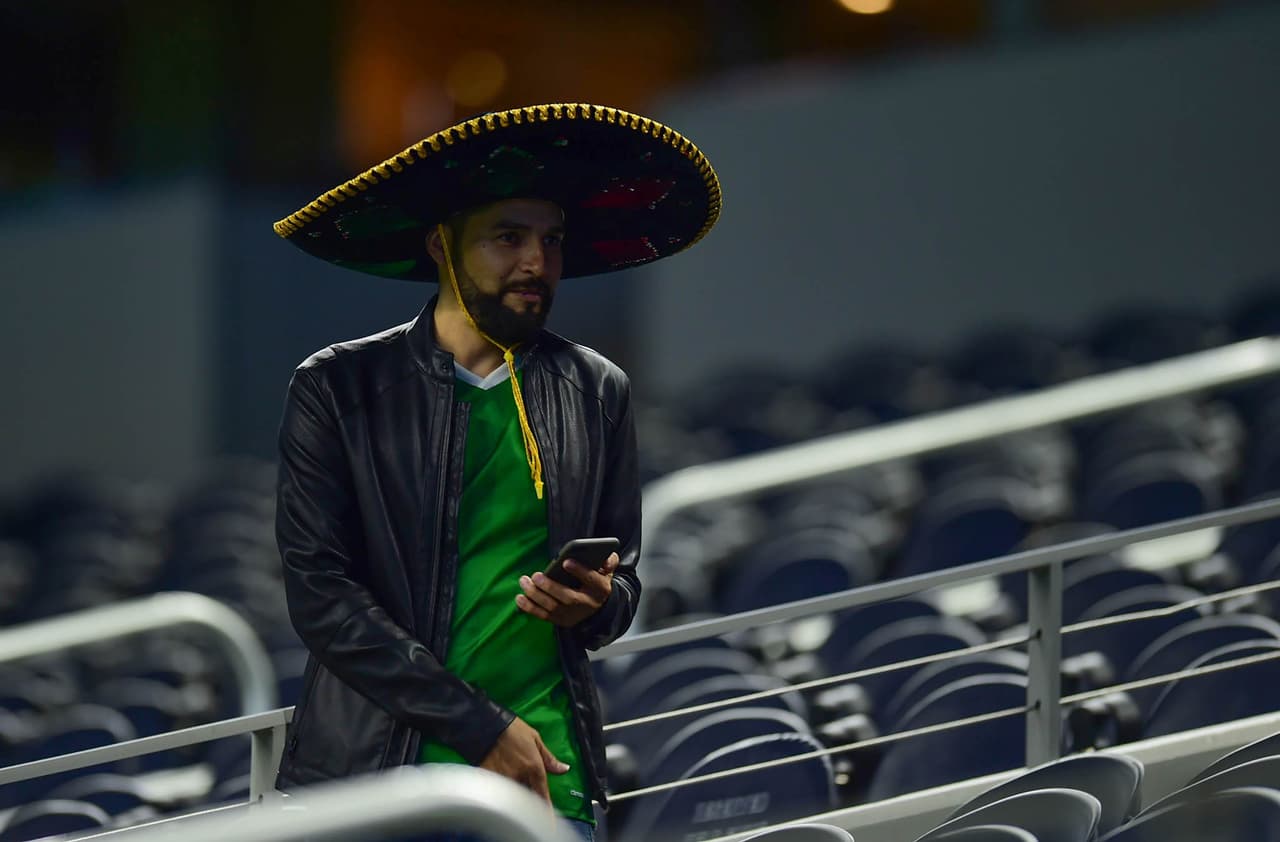 La afición mexicana, a pesar del mal clima en Dallas, se acercó al AT&T Stadium con su belleza y colorido para apoyar al Tri en el segundo partido de la Fecha FIFA, después de ganarle a Islandia en Santa Clara la semana pasada.