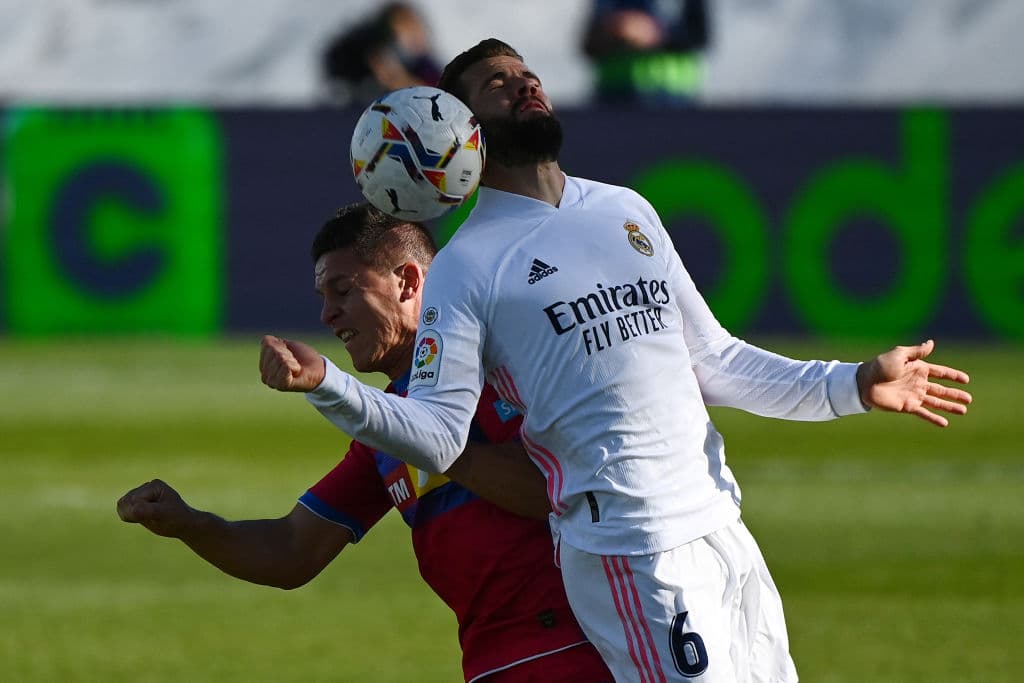 El doblete de Karim Benema (73' y 90+1'), el Real Madrid logra vencer 2-1 al Elche y continúan en la pelea por el título. El segundo go de Benzema llega como un balde de agua fría para el Elche, que se encunetra en la décimo séptima posición en la tabla con 24 unidades.