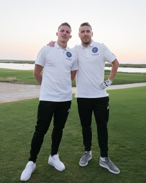 'Los Vikingos' de NYCFC -Alexander Ring y Anton Tinnerholm- jugaron un poco de golf mientras filmaron un comercial para una línea aérea. (New York City FC)