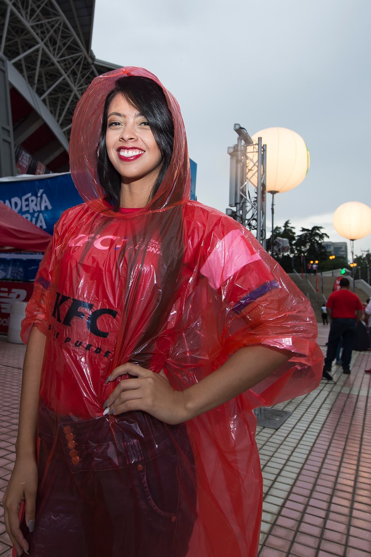 La lluvia hizo que las aficionadas y las modelos de los patrocinadores se taparan un poco, pero eso no evitó que su belleza fuese visible.