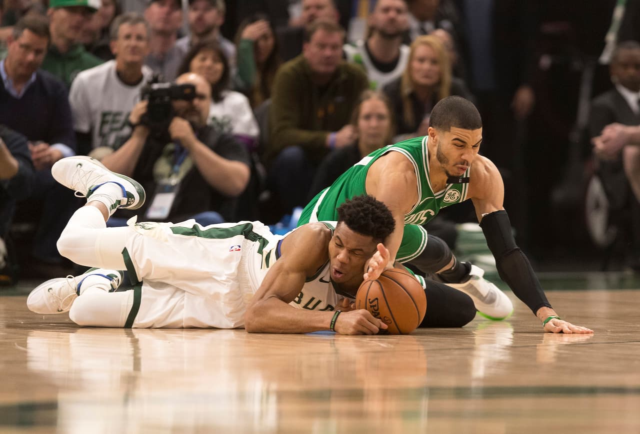 Giannis acabó con un +20 al término del partido, es decir, estando en cancha su equipo anotó 20 tantos más de los que recibió. Un indudable factor del triunfo.