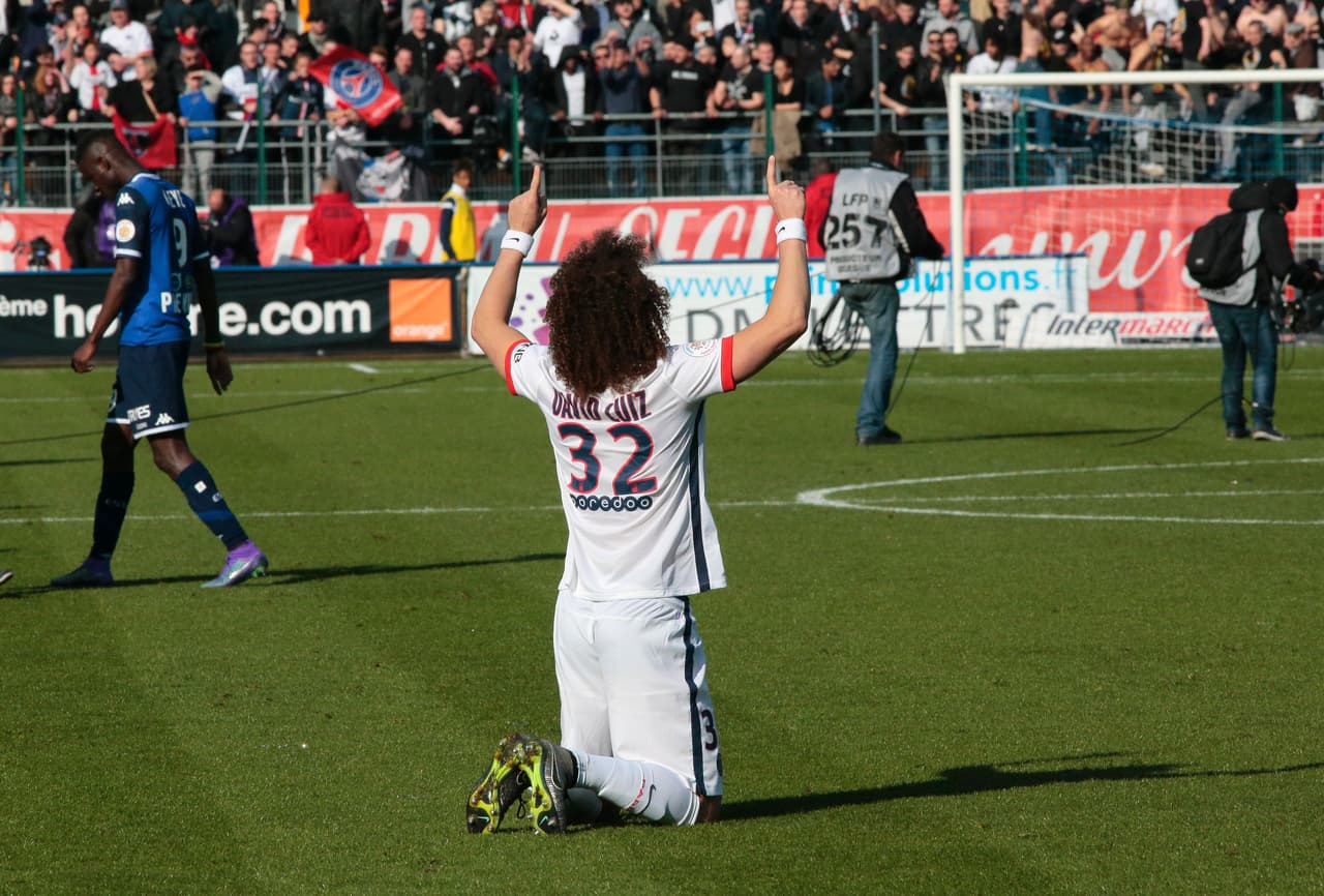 David Luiz (Brasil) - es muy común que el defensa sudamericano rece de rodillas antes y después de cada partido. Junto a su familia, el brasileño practica la religión evangelista.