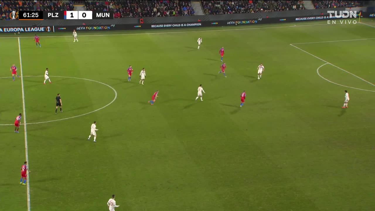 ¡GOL!  anota para Manchester United. Rasmus Højlund