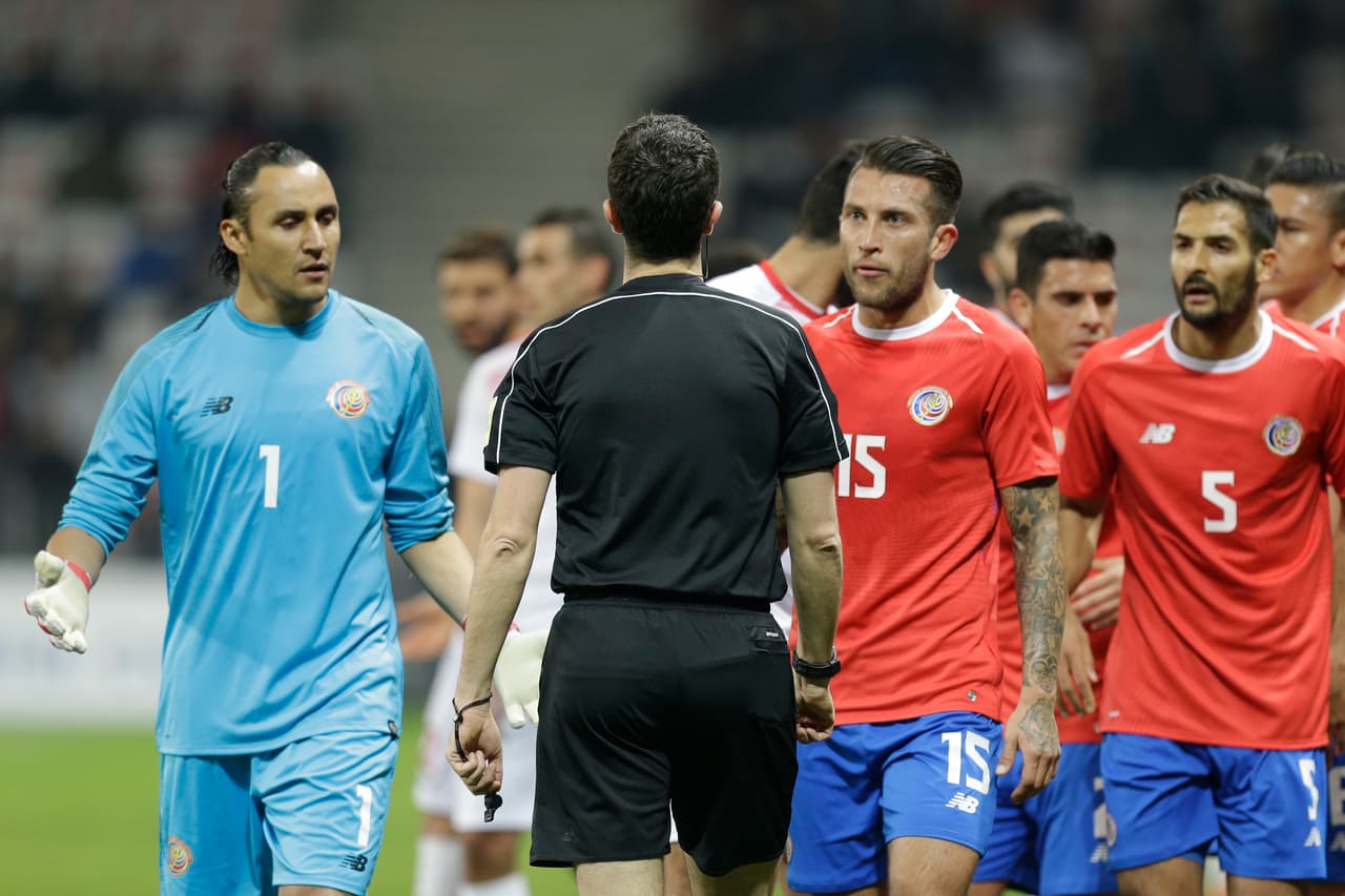 Por su parte, Costa Rica empezó a sentir la impotencia contra un equipo que, en el papel, es mucho más débil que sus rivales en el Mundial.