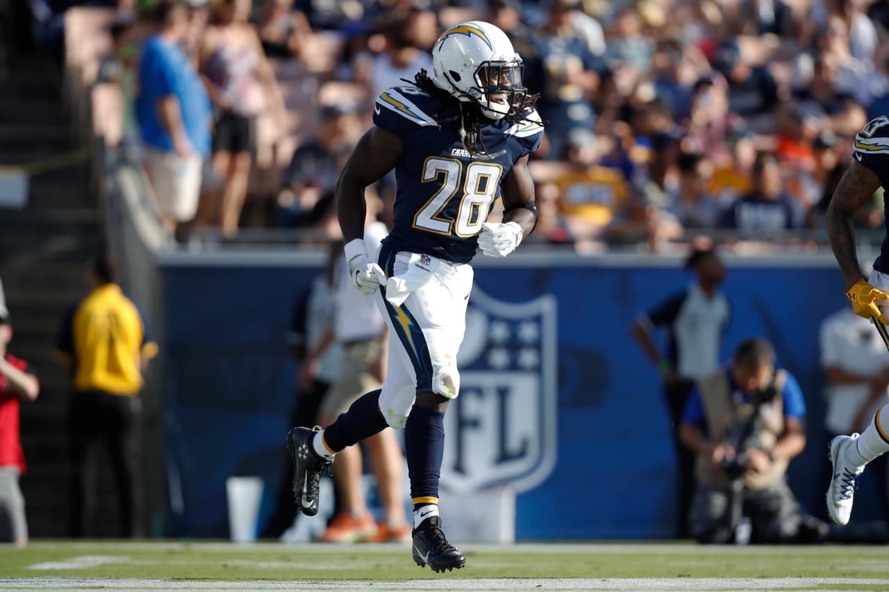 <b>5. MELVIN GORDON | Los Angeles Chargers</b>
<br>Esta temporada parece ser la de su consagración. El año pasado demostró porque fue una primera selección de los
<i>Bolts</i> en 2015 y definitivamente ahora sí superará las mil yardas y dejará TDs totales de dos dígitos.