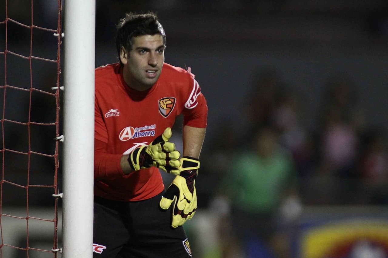 José Cruz Vs. Jorge Villalpando: en la Copa Libertadores del 2011 el portero –en ese entonces con los Jaguares de Chiapas– tuvo una jornada para el olvido en Colombia ante el Junior. Regaló dos goles y el 'Profe' decidió sacarlo. A su salida fue a recriminarle y por poco se van a las manos, tuvieron que sacarlo hacia el camerino.