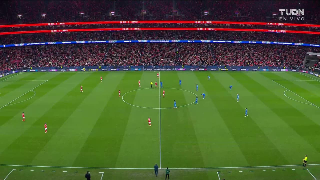 Arranca el partido y la pelota está en juego.