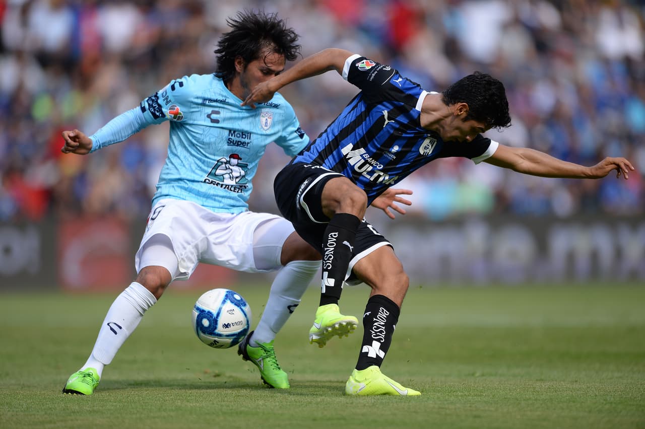 El segundo tiempo, obligado por las circunstancias, Pachuca se replegó y dejó espacios en zona defensiva.