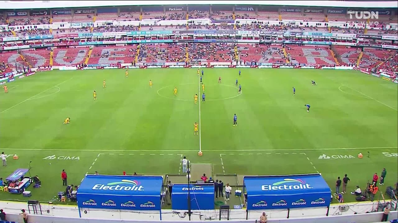 Arranca el partido y la pelota está en juego.