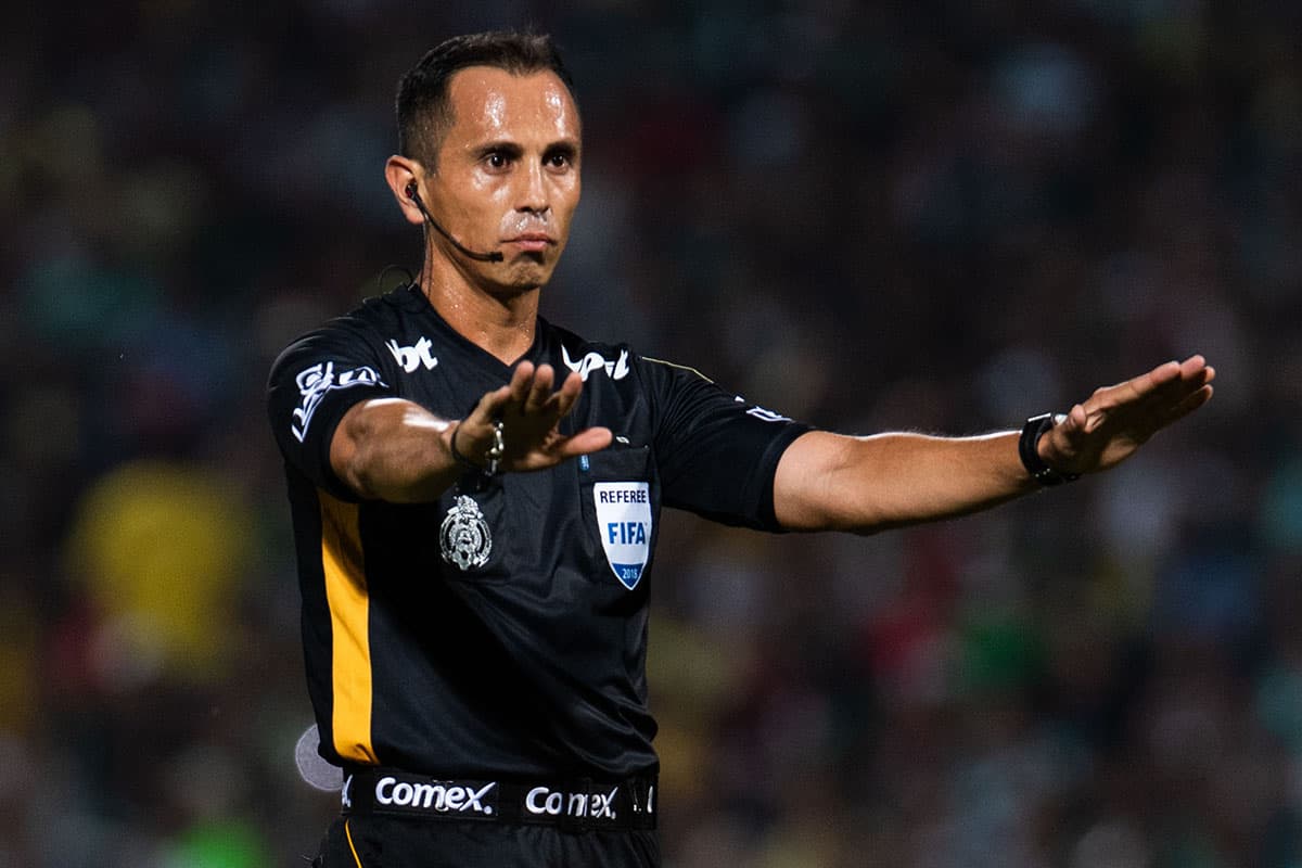 Al minuto 90+4 el árbitro Luis Enrique Santander expulsó por doble amarilla al defensa José Abella de Santos Laguna.