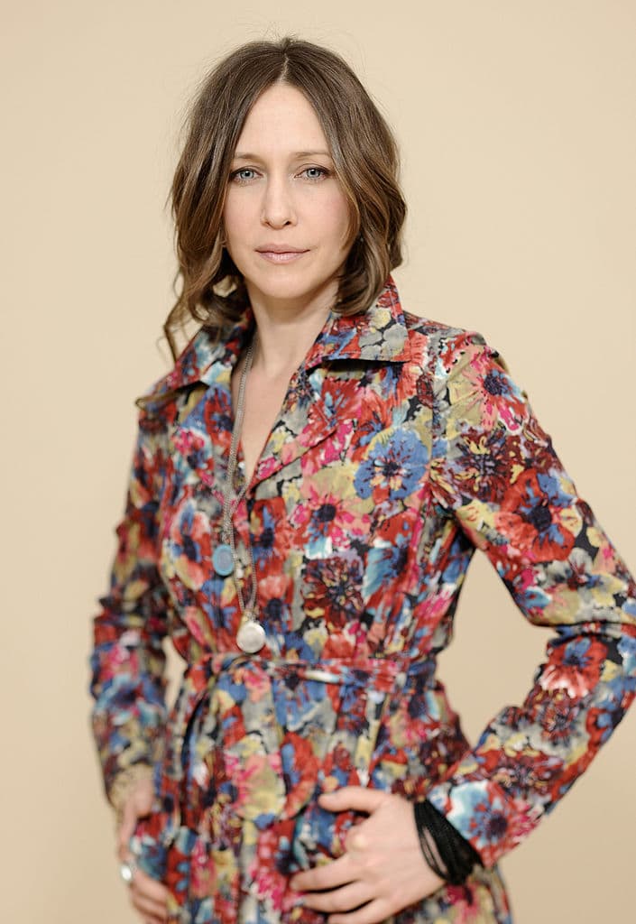 Todo lo que sabe es que su padre -recién nombrado comandante de un campo de concentración- ha ascendido en el escalafón, y que ha pasado de vivir en una confortable casa de Berlín a una zona aislada. Todo cambia cuando conoce a Shmuel, un niño judío que vive una extraña existencia paralela al otro lado de la alambrada.
<br>