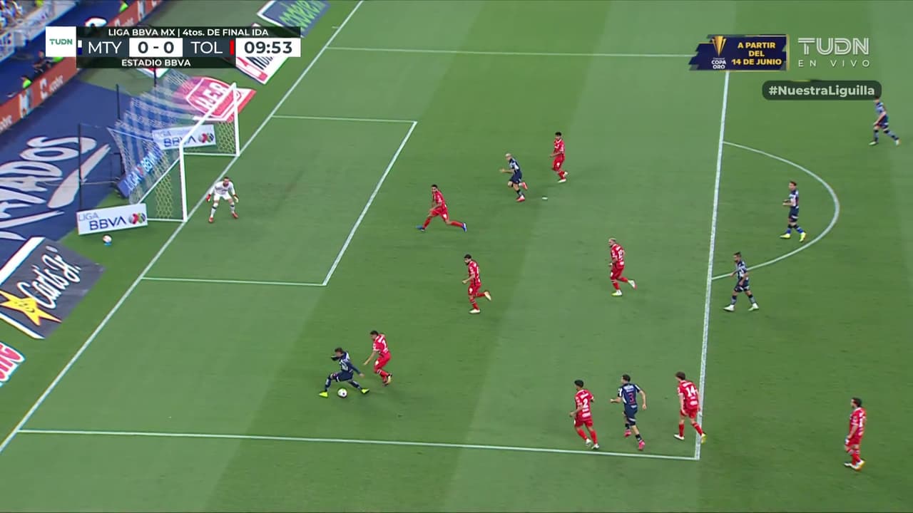 ¡Piden penal para Rayados! Deossa cae dentro del área pero no se marca nada