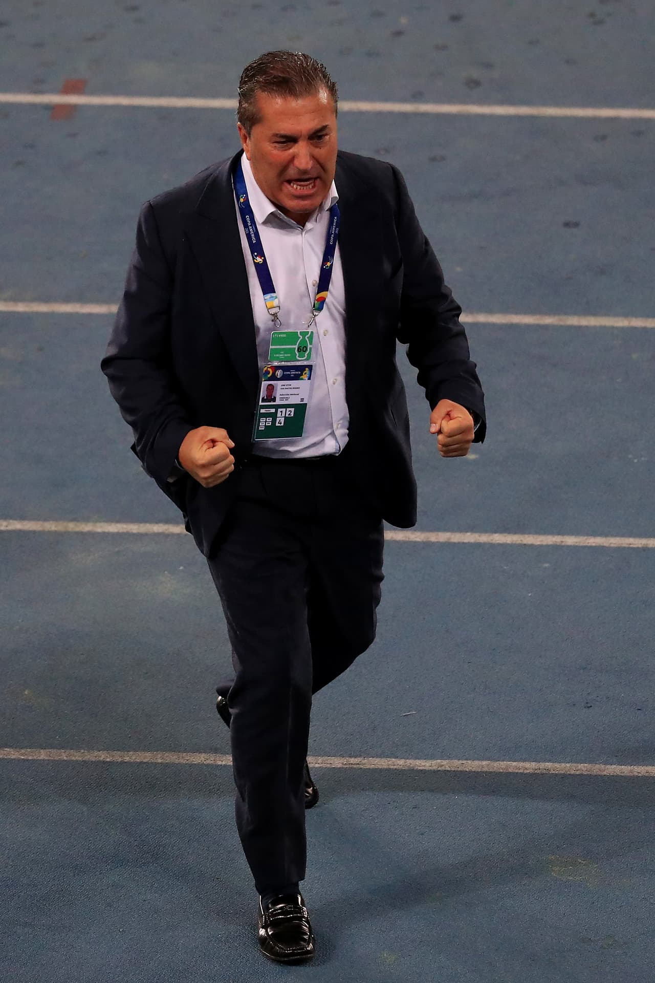 José Peseiro, el DT portugués, festejó con todo el tanto de Hernández.