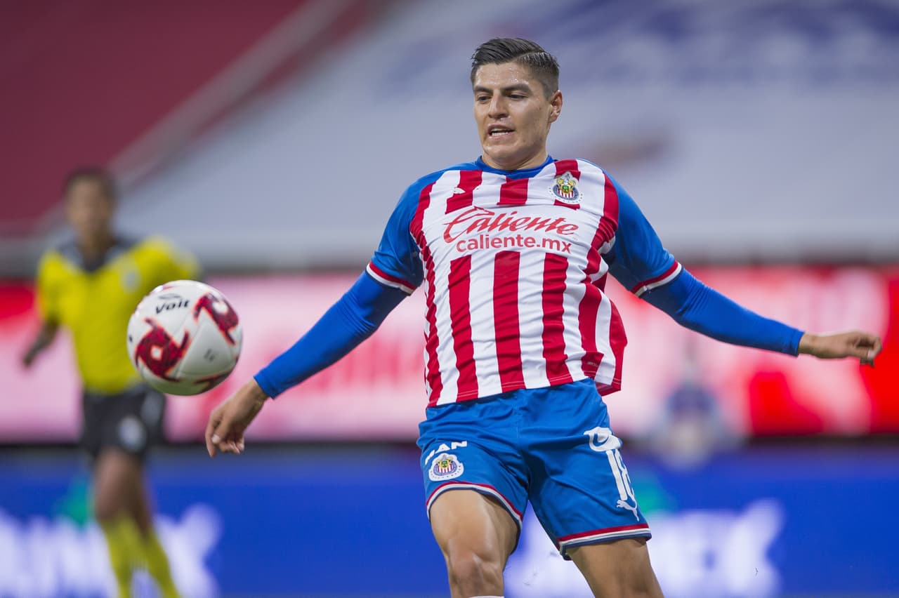 Ronaldo Cisneros dispuesto a jugar en distintas zonas con Chivas
