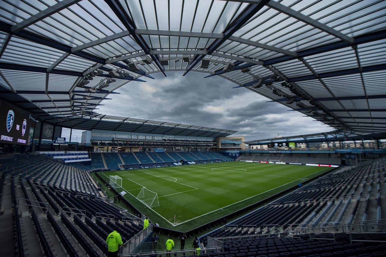 Este fue el ambiente dentro y fuera del Childrens Mercy Spark Stadium, en Kansas City, Kansas, para presenciar el partido de Vuelta de las Semifinales de la Concacaf Champions League entre Sporting Kansas City y Rayados del Monterrey en medio de una noche fría.