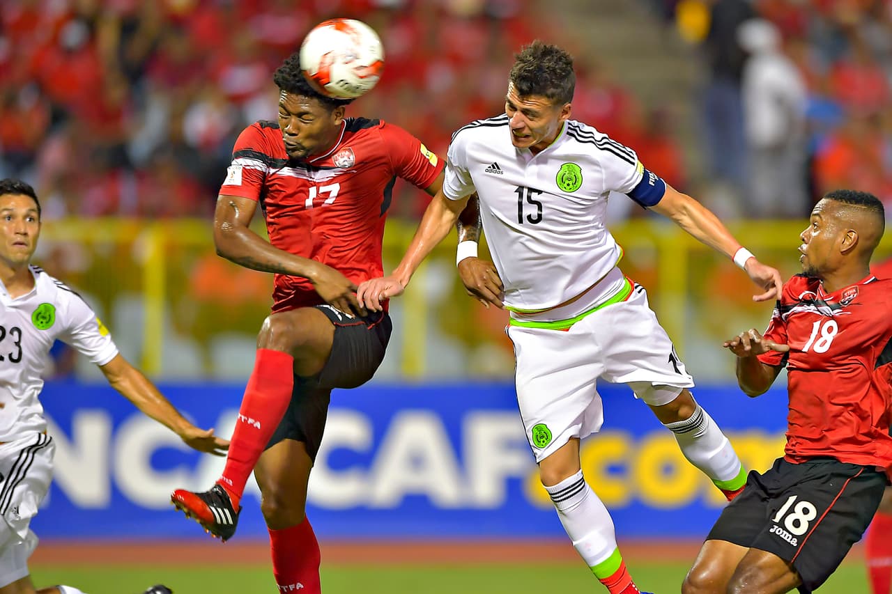 Héctor Moreno igual sufrió ante la velocidad de los atacantes de Trinidad pero gracias a su experiencia logró controlarlos. Calificación: 8