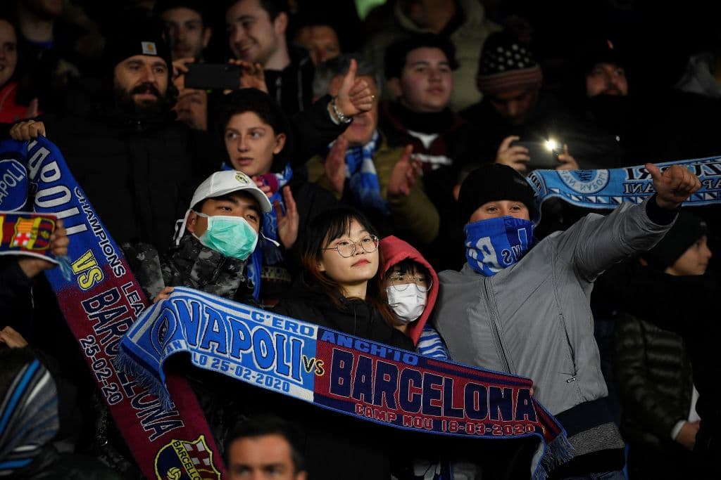 Aficionados asiáticos en las gradas del San Paolo, cantan y alientan.