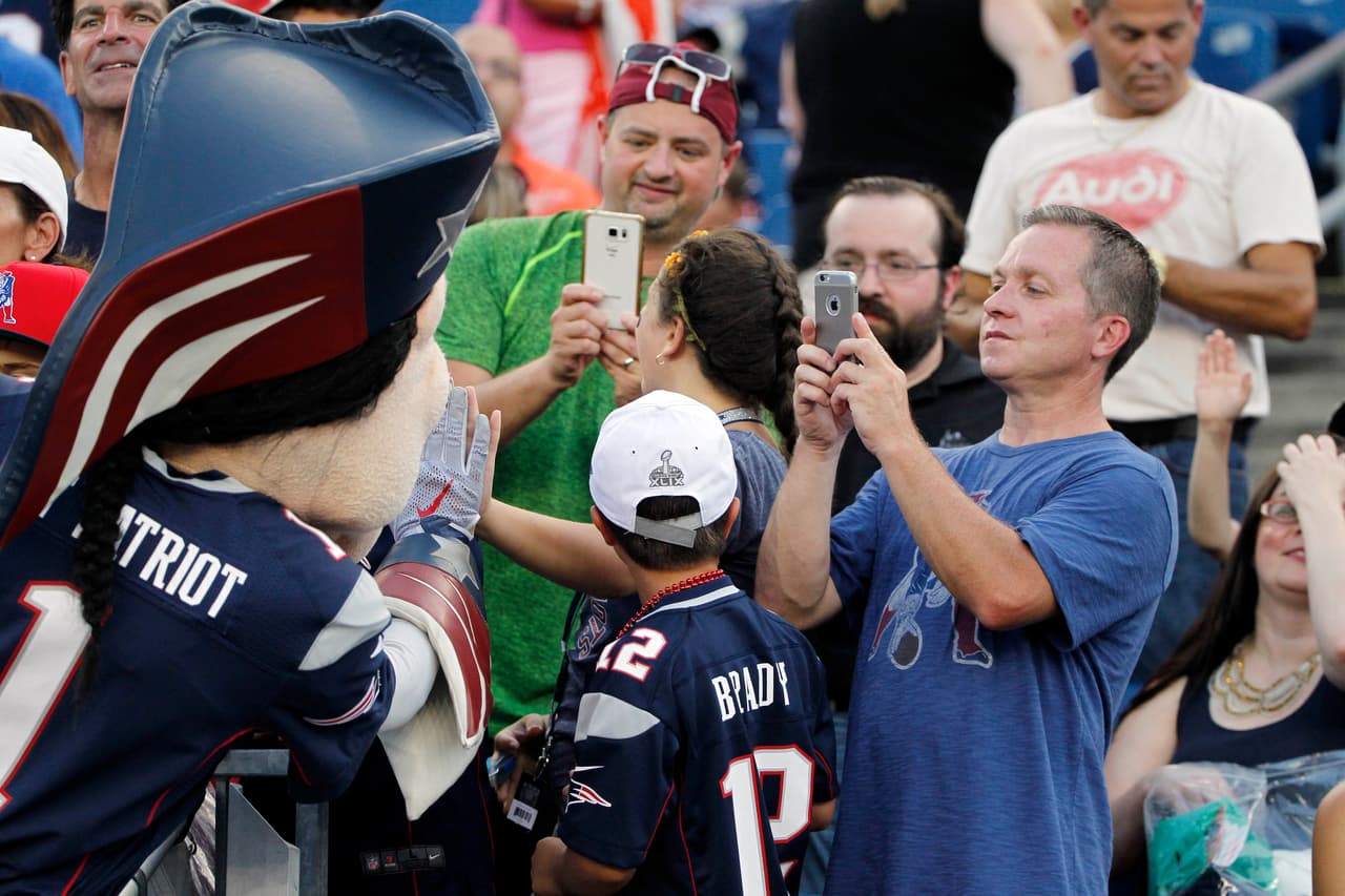 Mira a los aficionados de la NFL durante la primera semana de la pretemporada.